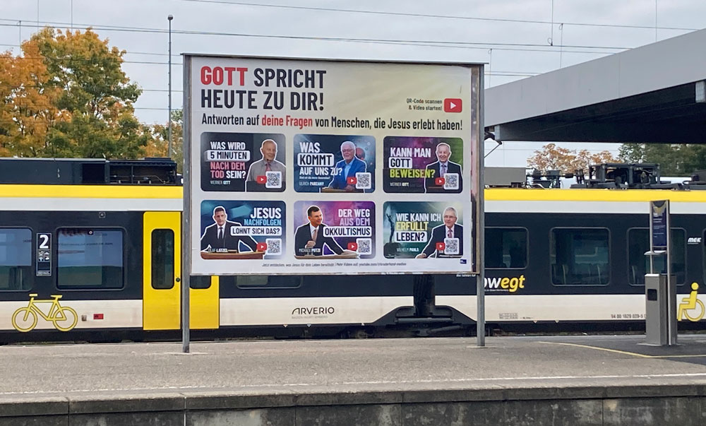 Großflächenplakat am Bahnhof